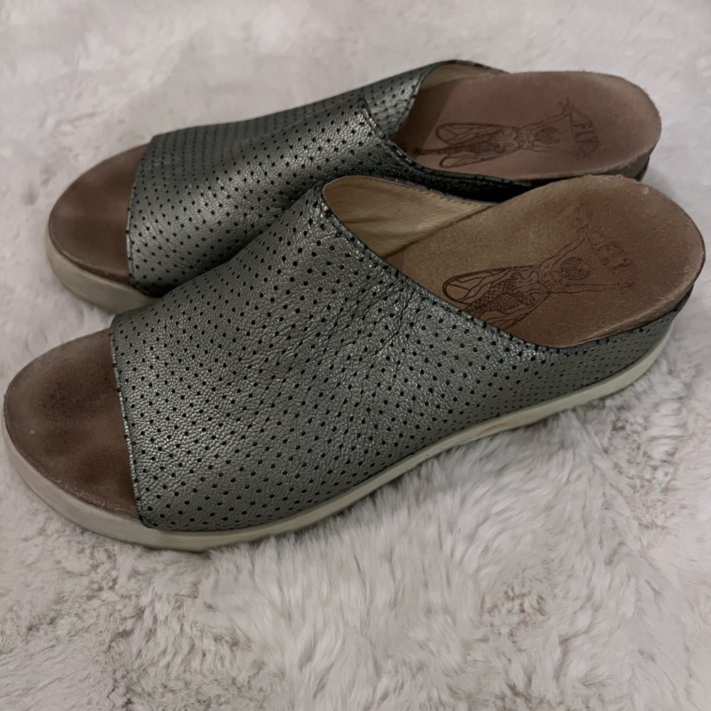 Fly London Retired Wedge sz9